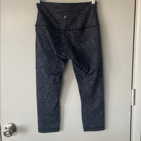 Lululemon high waist roll down crop Leggings 23” - Picture 4 of 8